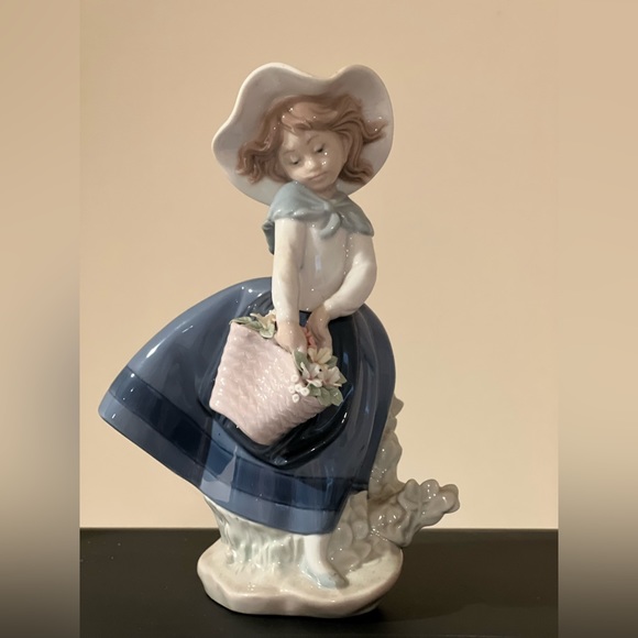 Lladro Collectible Figurine, Pretty Pickings #5222 SKU: 01005222 Made In Spain - Picture 3 of 5